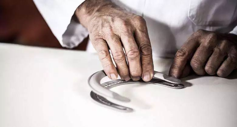 lv新包瑕疵,lv包掉皮专柜可更换吗