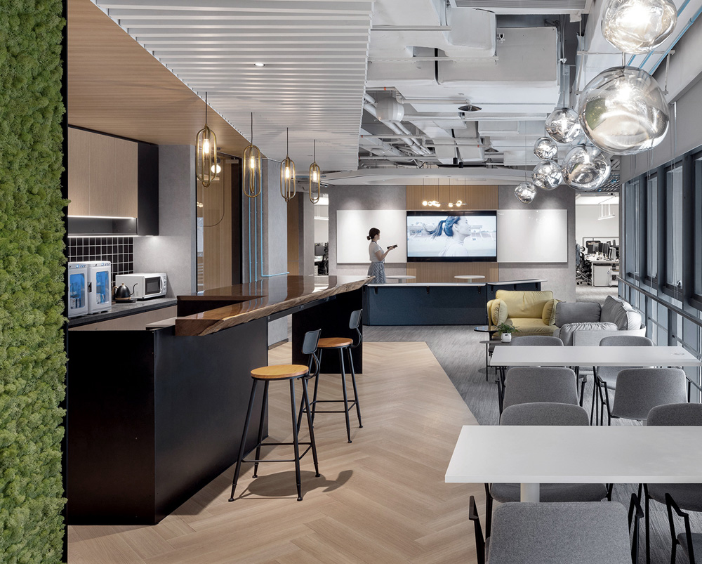 高级工业风尚游游戏深圳办公设计欣赏