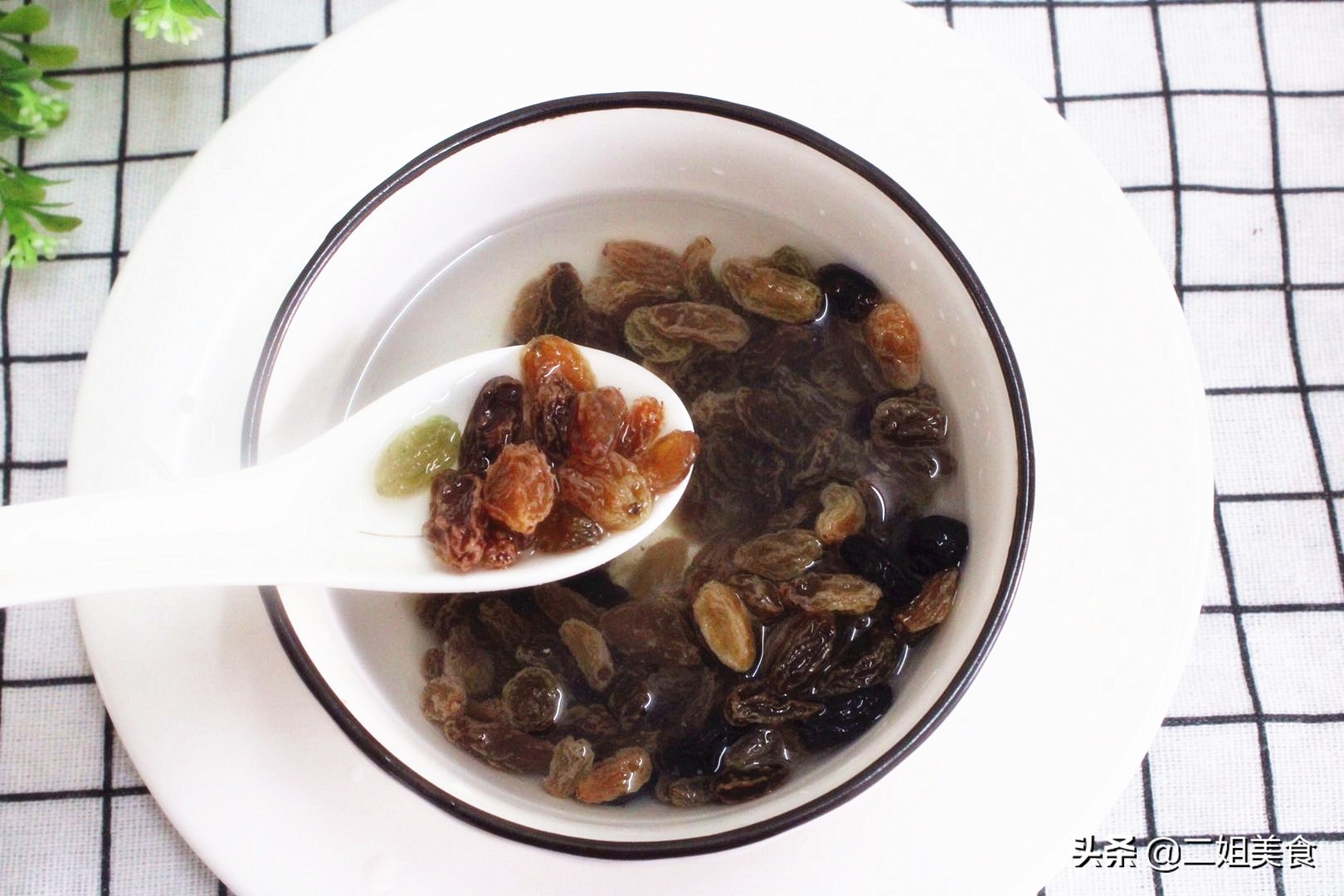 白醋倒葡萄干中会有什么作用,白醋泡葡萄干有什么用处