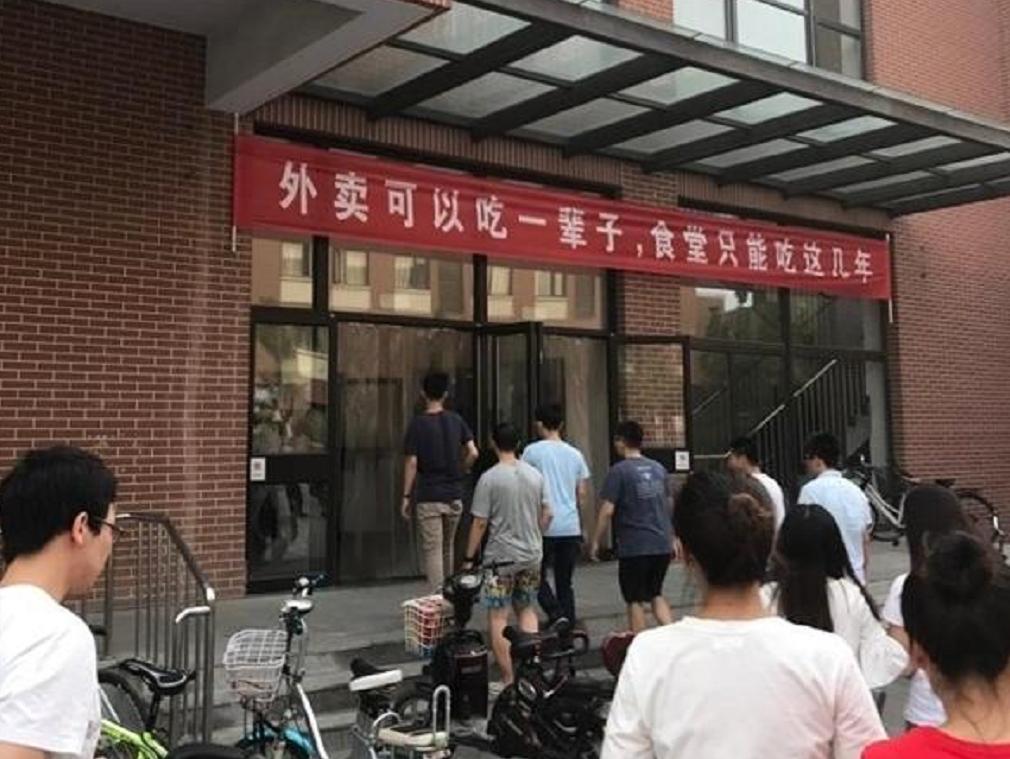 为了留住学生，大学食堂阿姨招式花样百出，就连手抖毛病也治好了