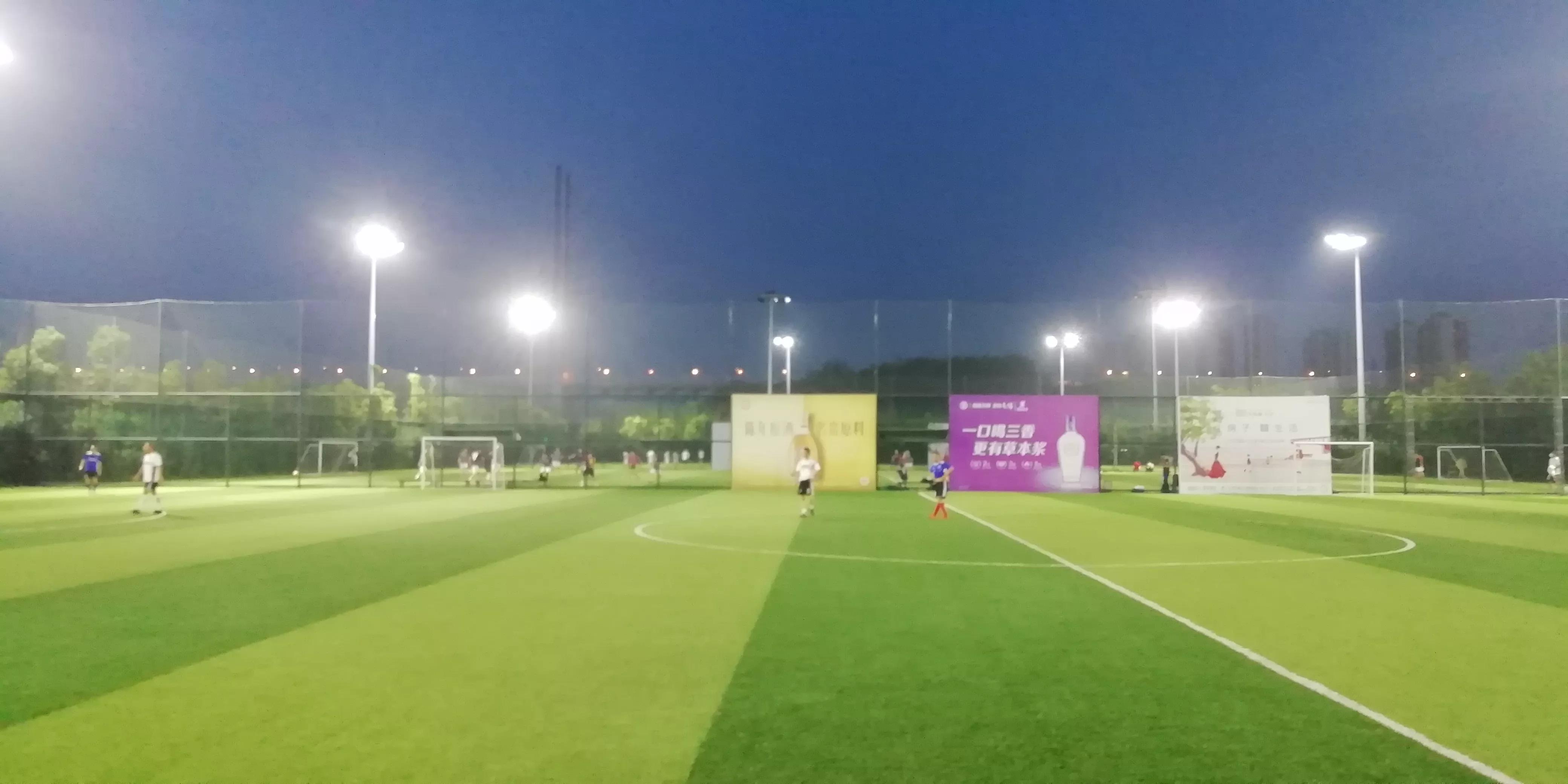 武汉江滩免费足球,武汉青山江滩足球