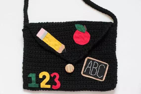 如何钩小包上的小装饰,钩个随身小包包好看