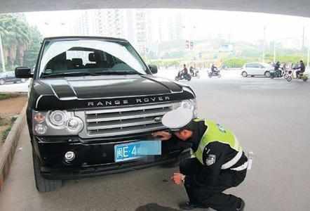 汽车车牌处有4个螺丝孔的,装两个就不行了