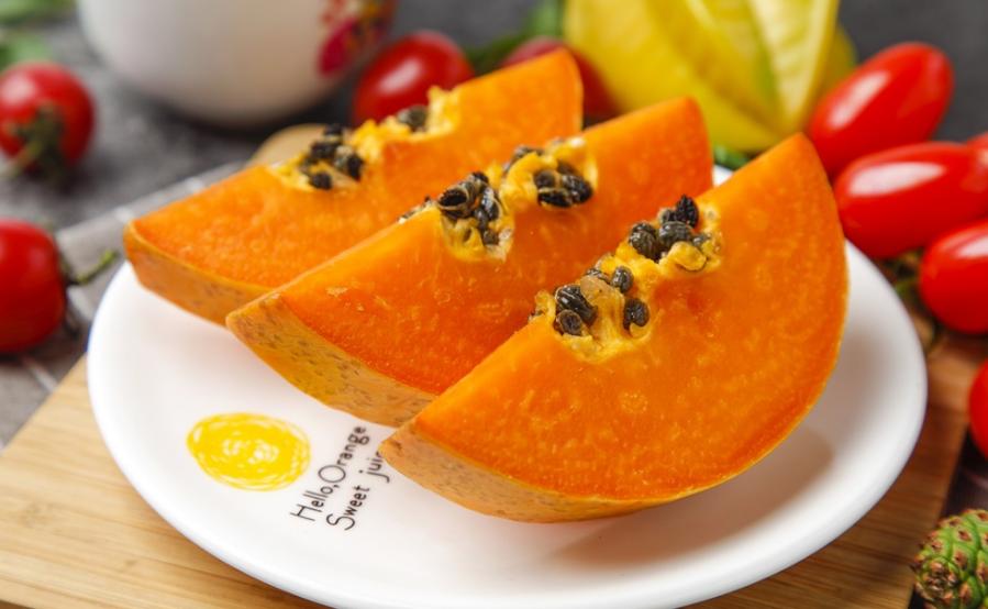 给萨摩耶吃榴莲,萨摩耶除了吃狗粮还能吃什么