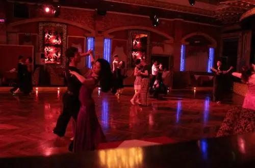 台上一首歌，台下瞎来，90s砂舞厅的粉红回忆