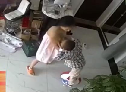 8岁男孩一吃母乳就哭,4岁男孩哭闹吃一口母乳就不闹了