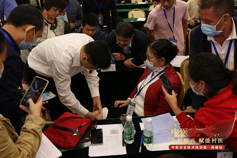 百名医学专家精准扶贫行活动,基层名老中医药专家下乡巡诊活动