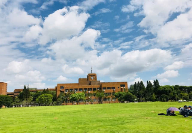 浙江的一所高校，建校仅有32年，全国百强大学，教学楼像百年老校