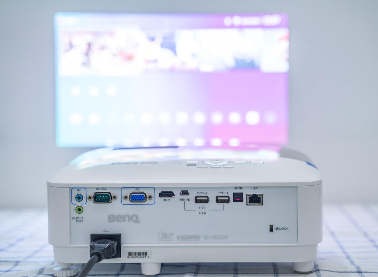 喜欢看电影买电视还是投影仪,喜欢看电影买投影仪