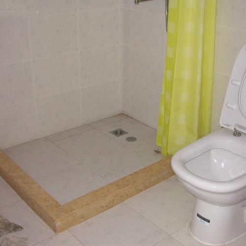 卫生间贴砖后墙面漏水怎么处理,卫生间已贴砖漏水到楼下怎么办