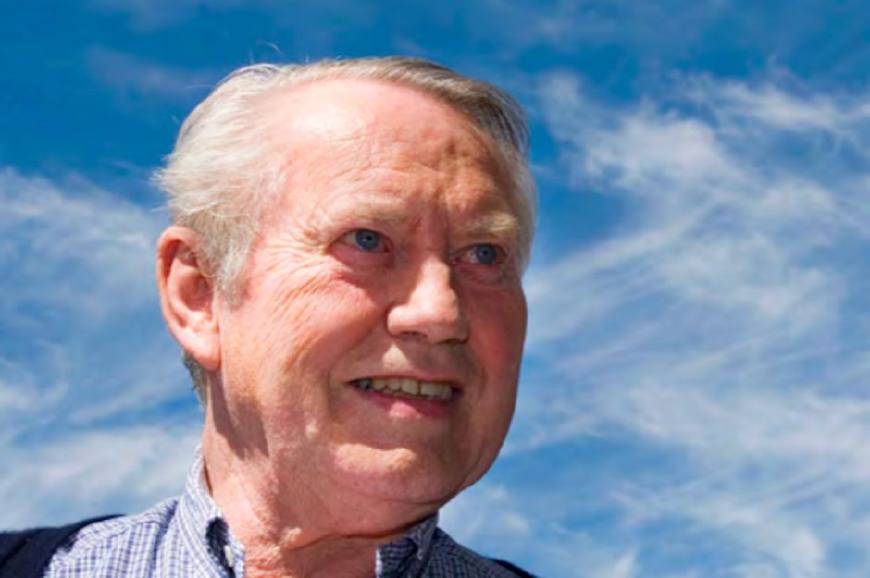 他终于捐出八十亿美元,晚年与妻子租公寓