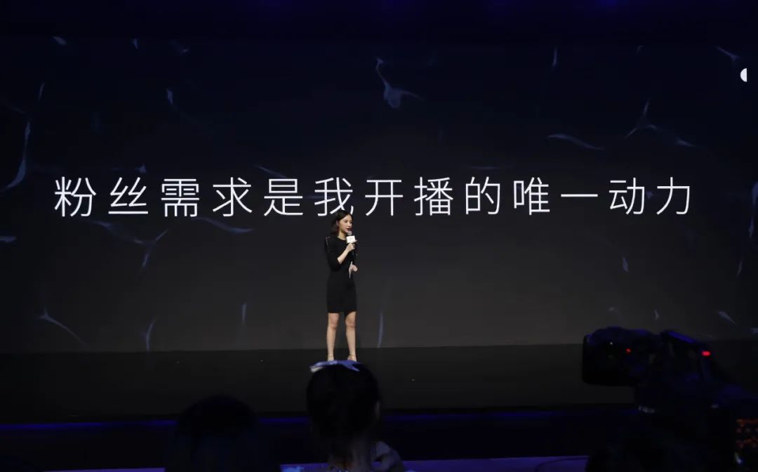 网红参加盛典,网红聚集参加宴会