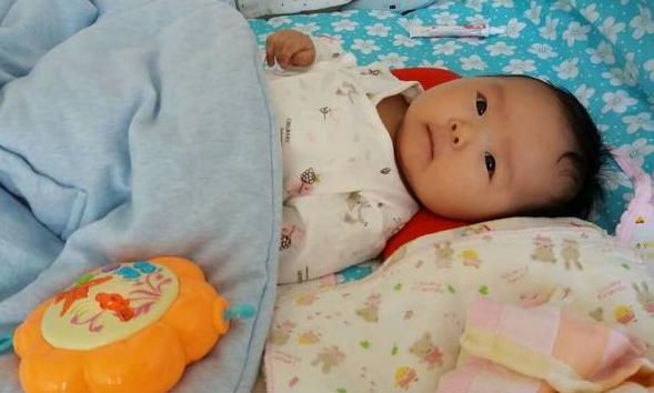 宝宝出生后睡婴儿床还是跟妈妈睡,出生的婴儿要不要睡枕头