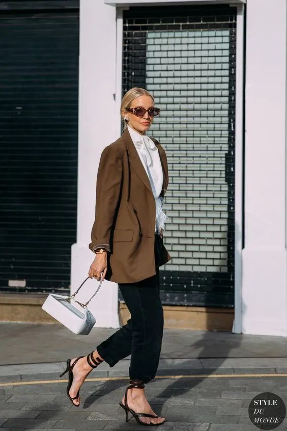 今年流行的衬衫带字母,今年流行衬衫长款花色