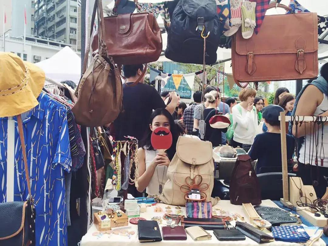 香港年轻人一辈子买不起房，把破出租屋改成复古小窝