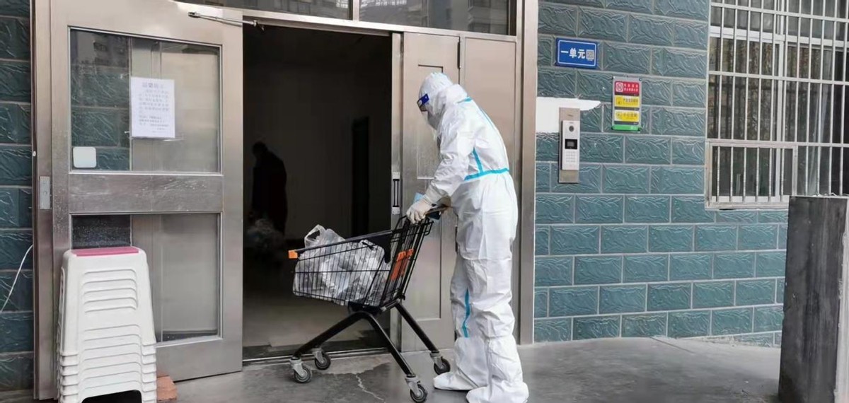 战疫一线党旗红志愿服务暖人心,战疫一线党旗别样红