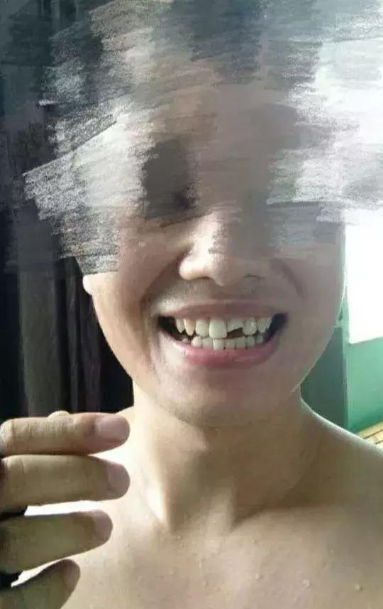 谁敢在我举哑铃时讲笑话,我见一次打一次