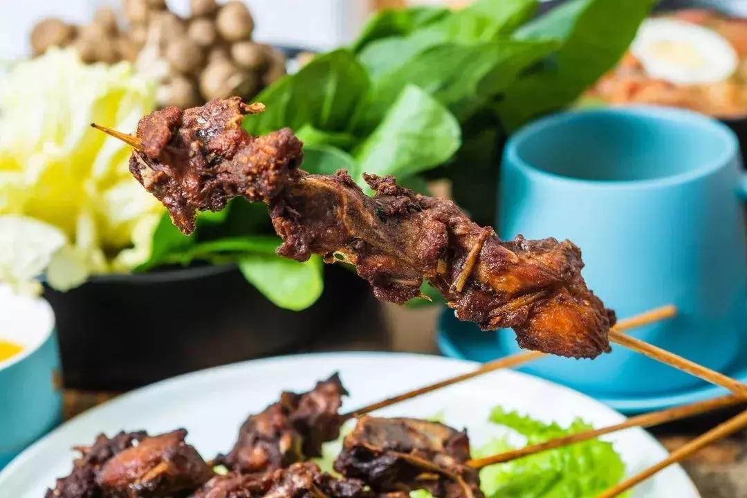 北京卖麻辣拌一年赚多少钱,走红的东北大姐摆摊麻辣烫