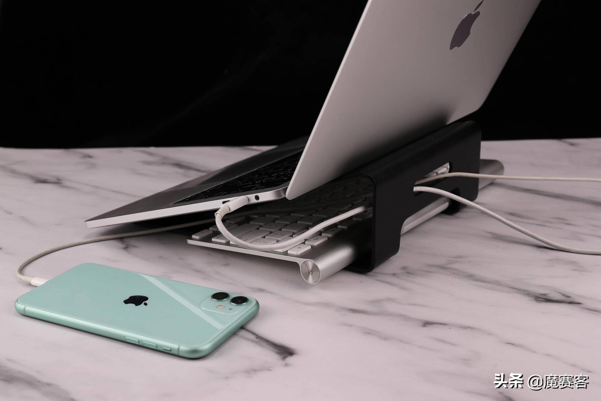 成年人的写字桌,成年人桌面书架