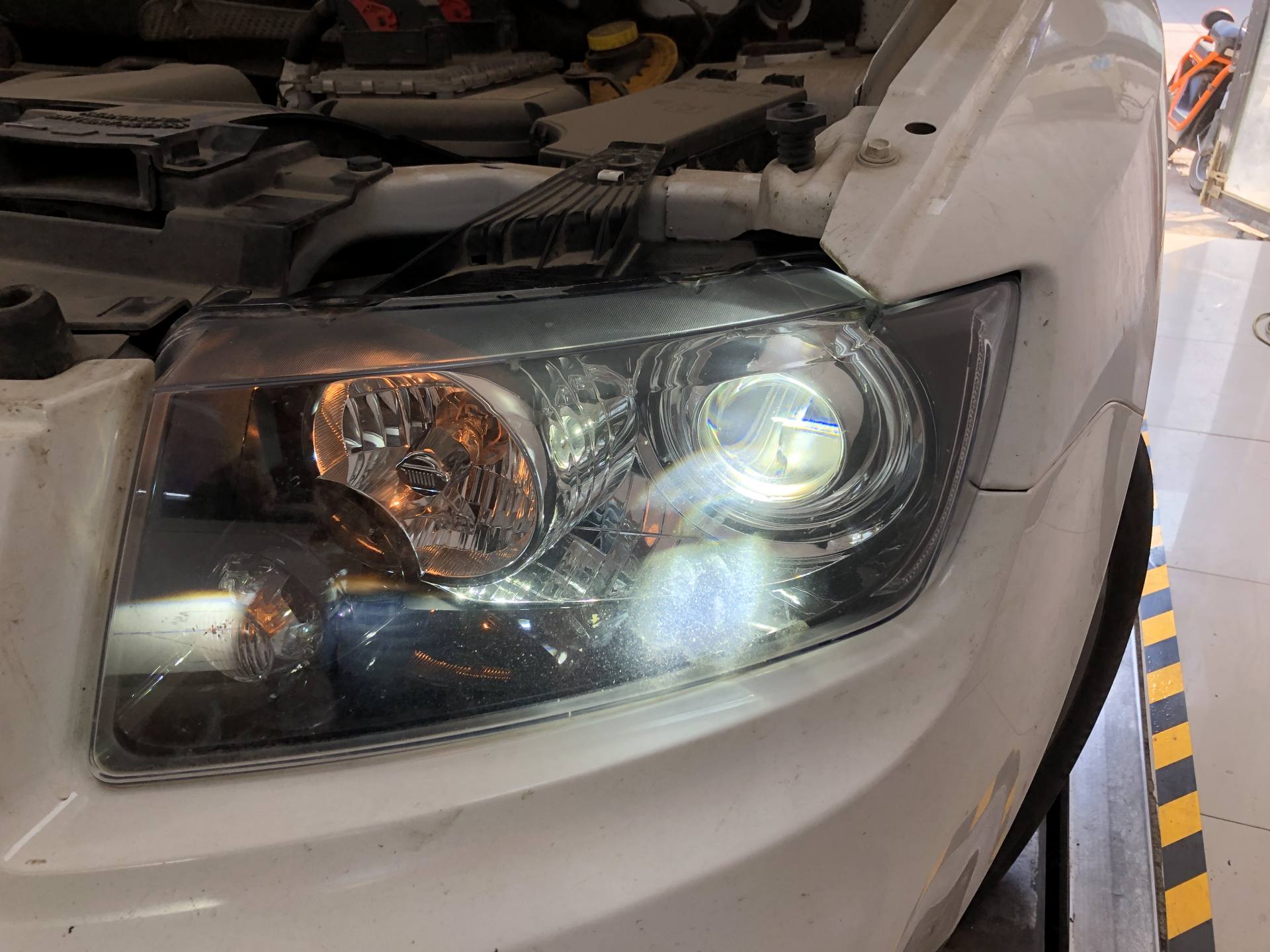 指南者改装自动大灯教程,指南者怎样自己更换车灯