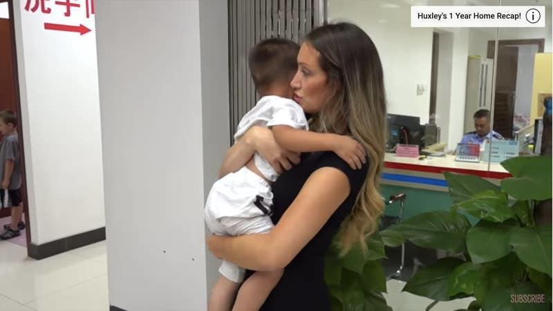 美国网红领养中国残障男孩,疯狂吸血赚钱后就无情抛弃?