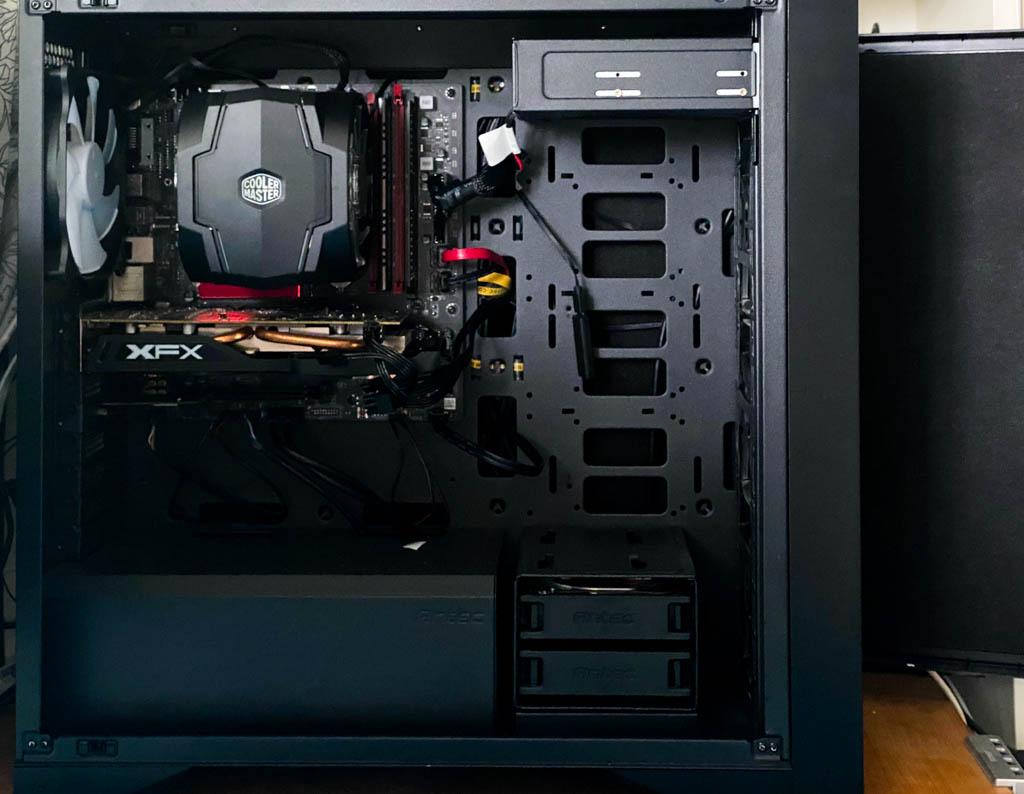 现在的机箱只能装一个机械硬盘,侧透机箱能装光驱