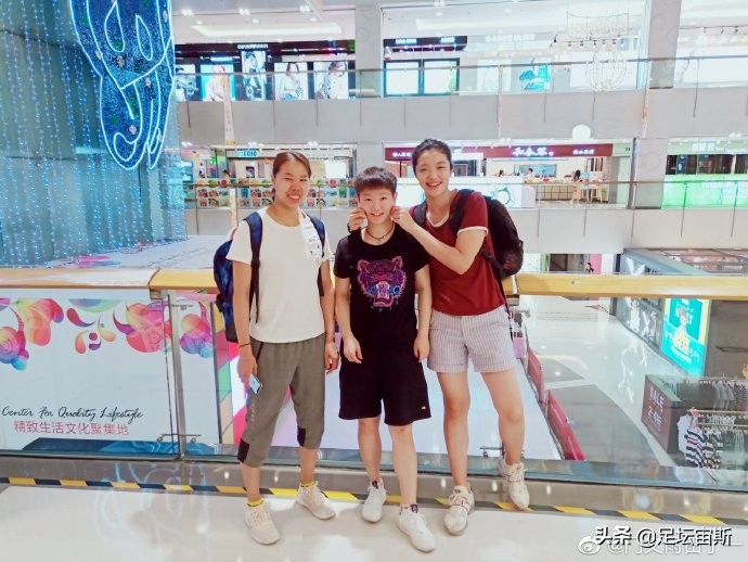 致敬!蔡振华56岁师妹第5次获得奥运名额国乒小魔王被捏脸笑开花