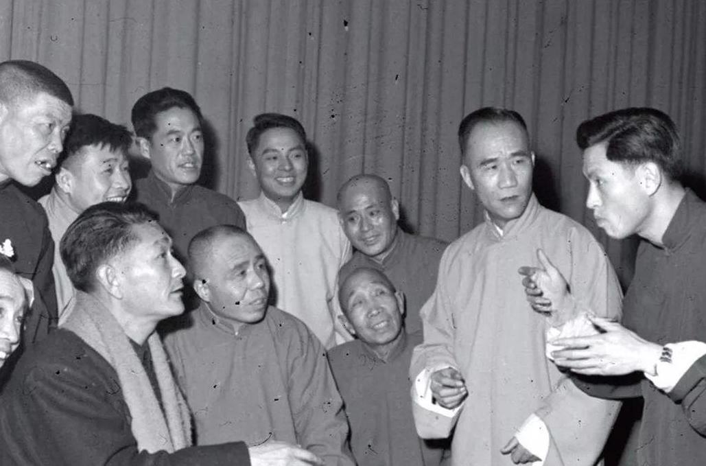 德云社收龙字科张云雷秦霄贤同框,秦霄贤直播回放全过程连线张云雷