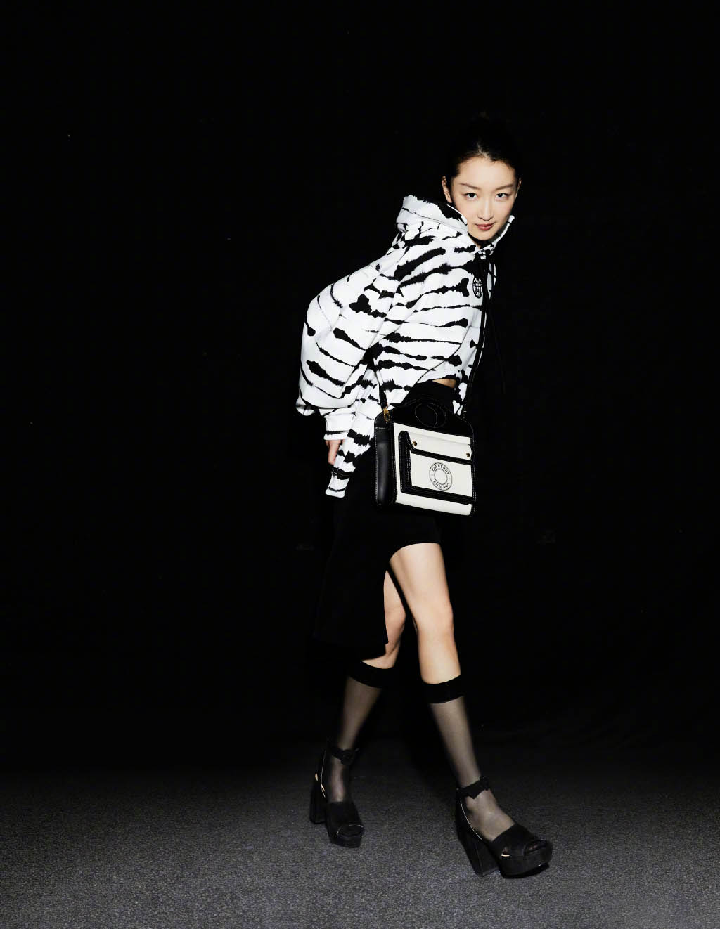 周冬雨又拿影后!曾因身高矮被嘲时尚黑洞,如今成小个子穿搭模板