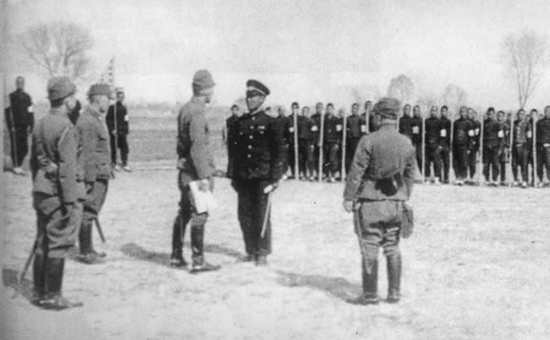 回忆日本“甦生队”:战俘身上的虱子扫成堆,睡着睡着就冻死了