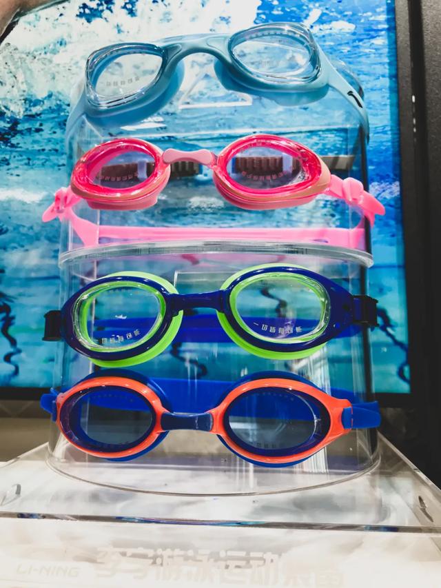 带娃游泳必须戴泳镜吗,儿童学游泳适合戴大框泳镜吗