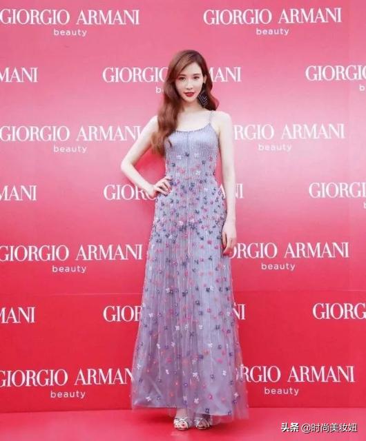 林志玲侧脸戴棒球帽,林志玲一袭拼色抹胸上衣配黑长裤