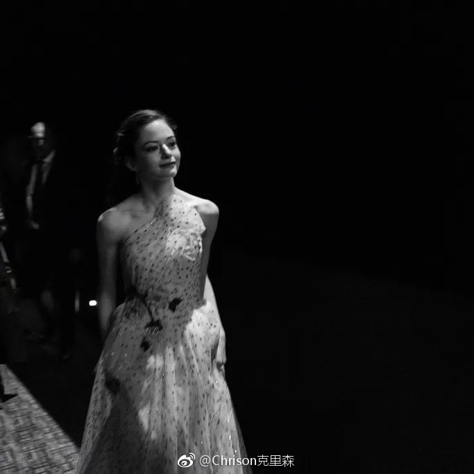 暮光之城贝拉女儿合成照片,暮光之城贝拉死而复生初见女儿