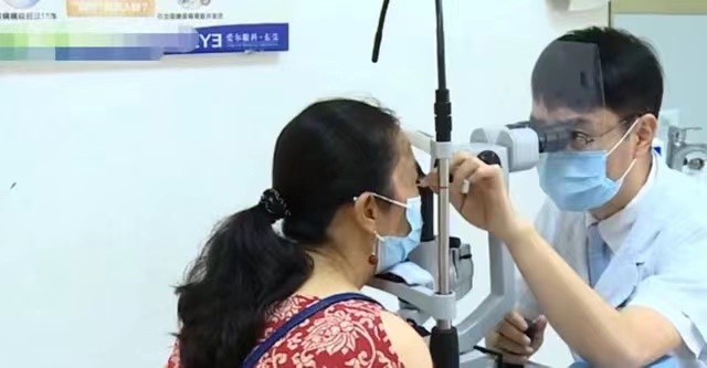 多地降温倒春寒女孩冻得发抖,天气变冷女孩眼睛突然失明