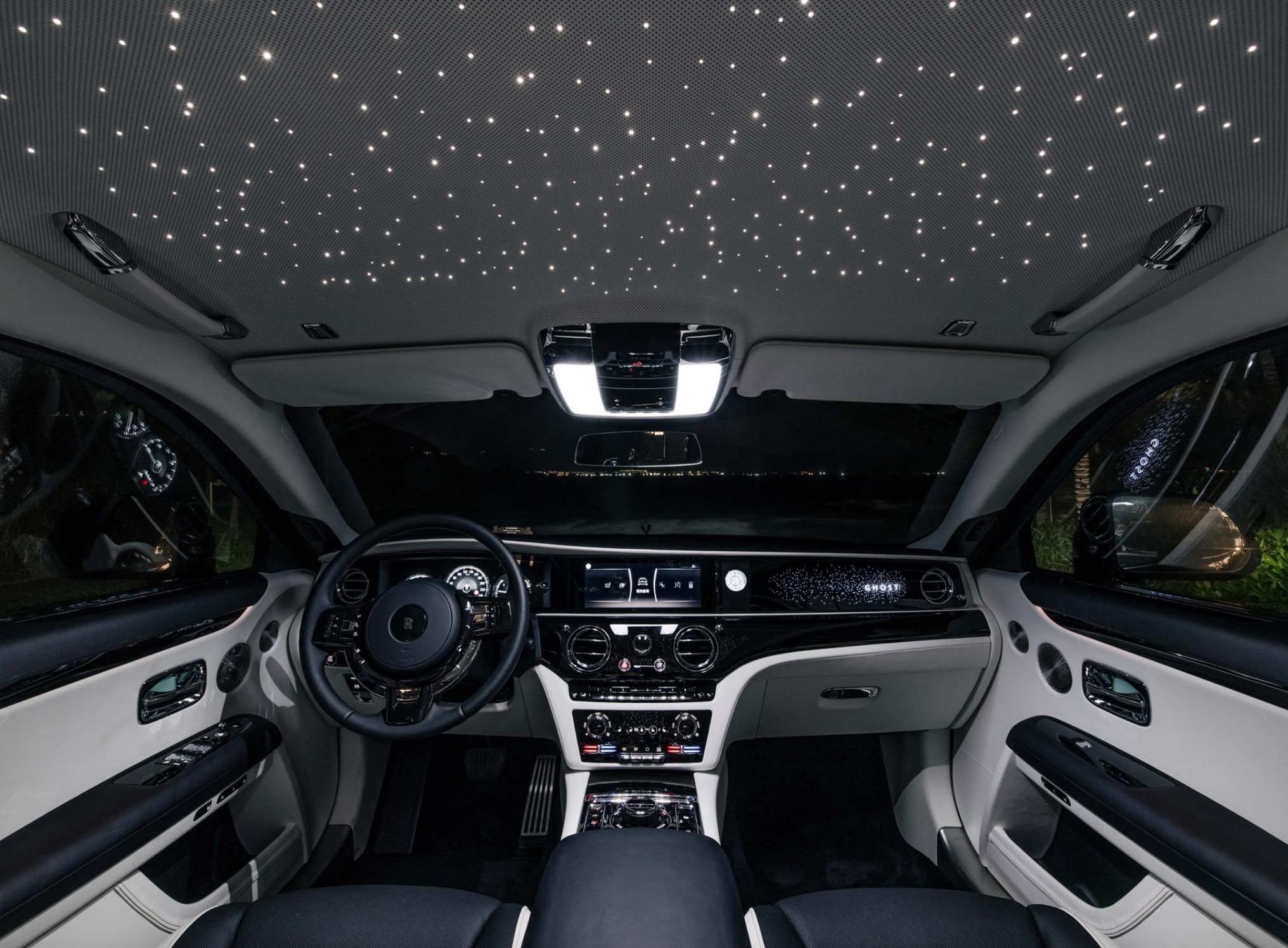 又一行政级豪车,配V12发动机、星空车顶、吧台、酒柜,要啥有啥