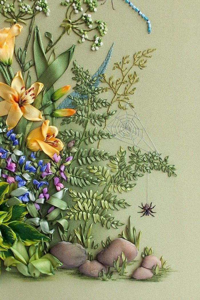 最新流行的十字手工刺绣,两条丝带绣的立体花瓣绣教程