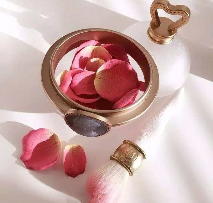 日本的彩妆品牌哪个气垫最好,日本最好用的十大粉底