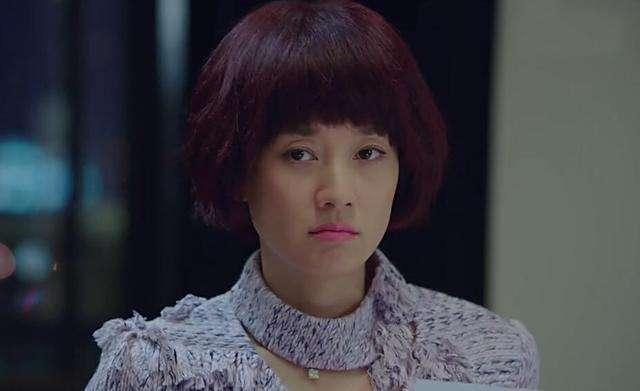 谢娜易烊千玺何炅一起的合影,何炅谢娜易烊千玺同台拥抱贴脸