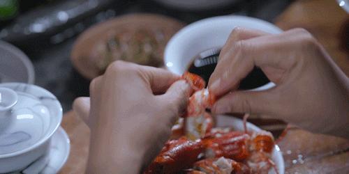 用废弃木床做书架,多功能流觞曲水桌