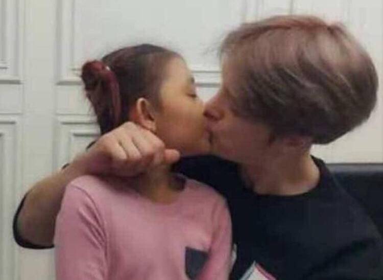 亲吻女童惹非议,赡养两家人身世离奇,韩国出生今却在日本发展?