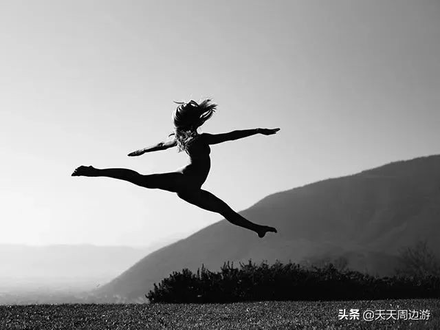 她在世界各地拍下裸照,吸引了8000万的粉丝,却没有一张是色情的