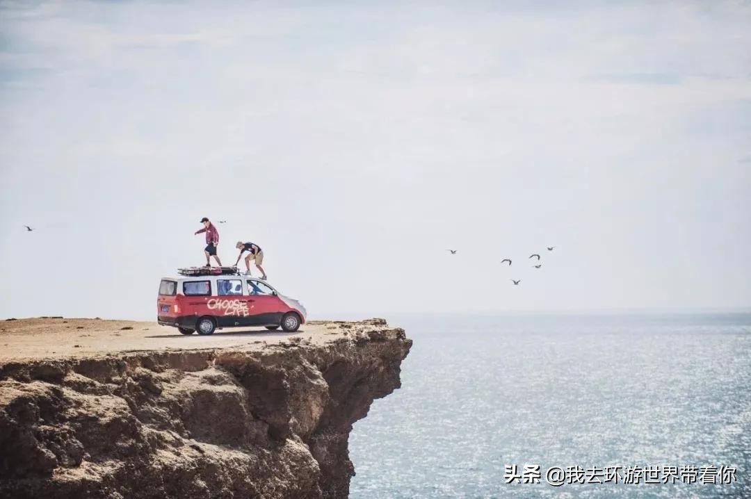 三个人一辆面包车环游世界,3个小伙开面包车