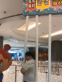 “兄弟睡觉压得胳膊都变色了，要不要叫醒他？”醒来一定很酸爽