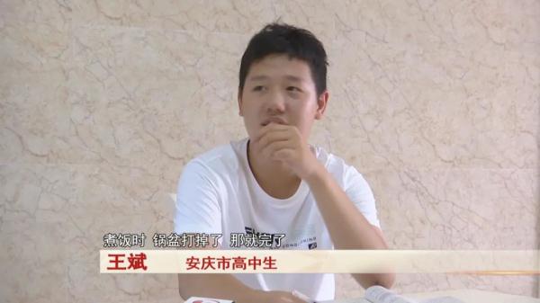 王斌照顾伤者家属,照顾残疾妈妈王斌