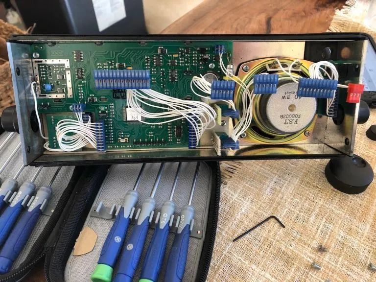 冲动购买被迫更换DrakeSW8台式收音机糟糕的按键面板