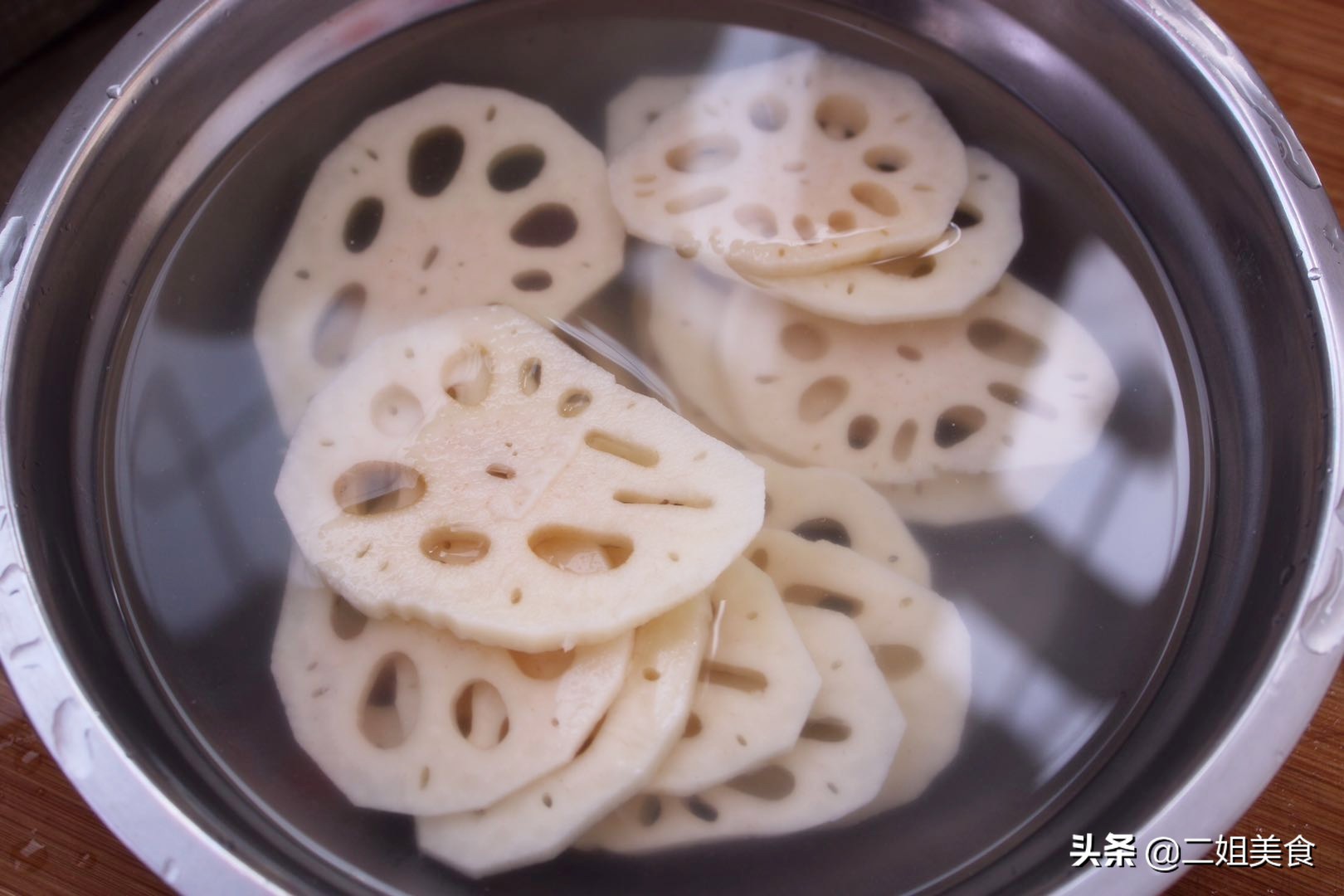 不切开莲藕怎样清洗莲藕里的泥,莲藕怎么清洗才能吃得放心