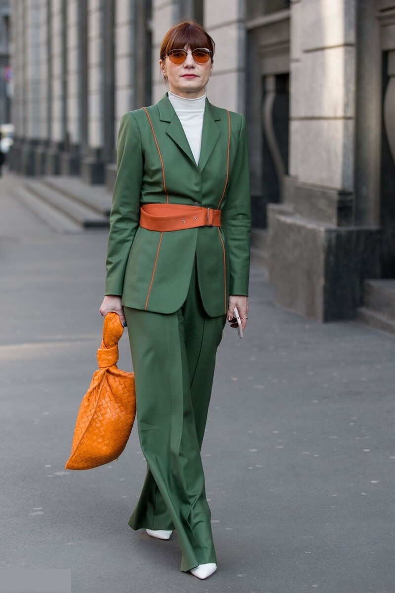 墨绿色上衣搭什么颜色的裤子好看,墨绿色上衣配什么色的裤子好看