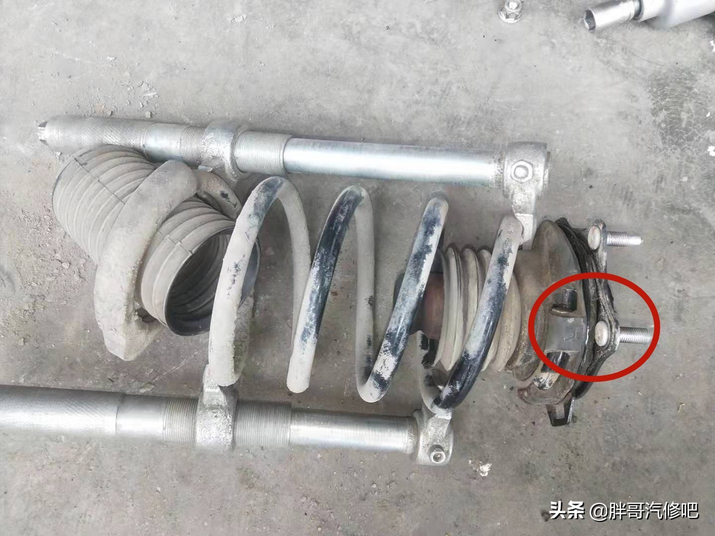 底盘减震器异响,打方向减震器响底盘异响