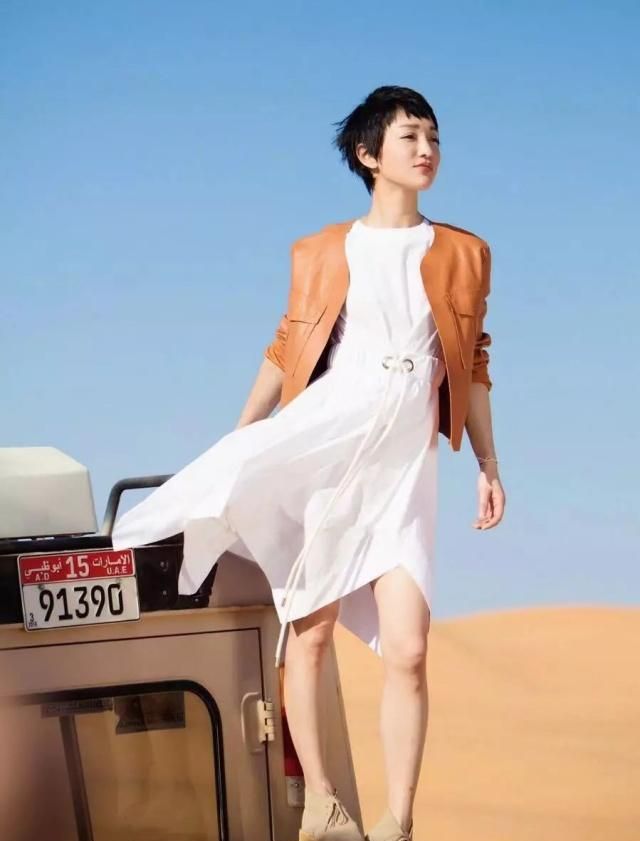 周迅窦靖童同框亲密互动合集,44岁周迅背米奇包