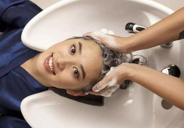 来例假时洗头该注意什么,来例假不能洗头的原因是什么